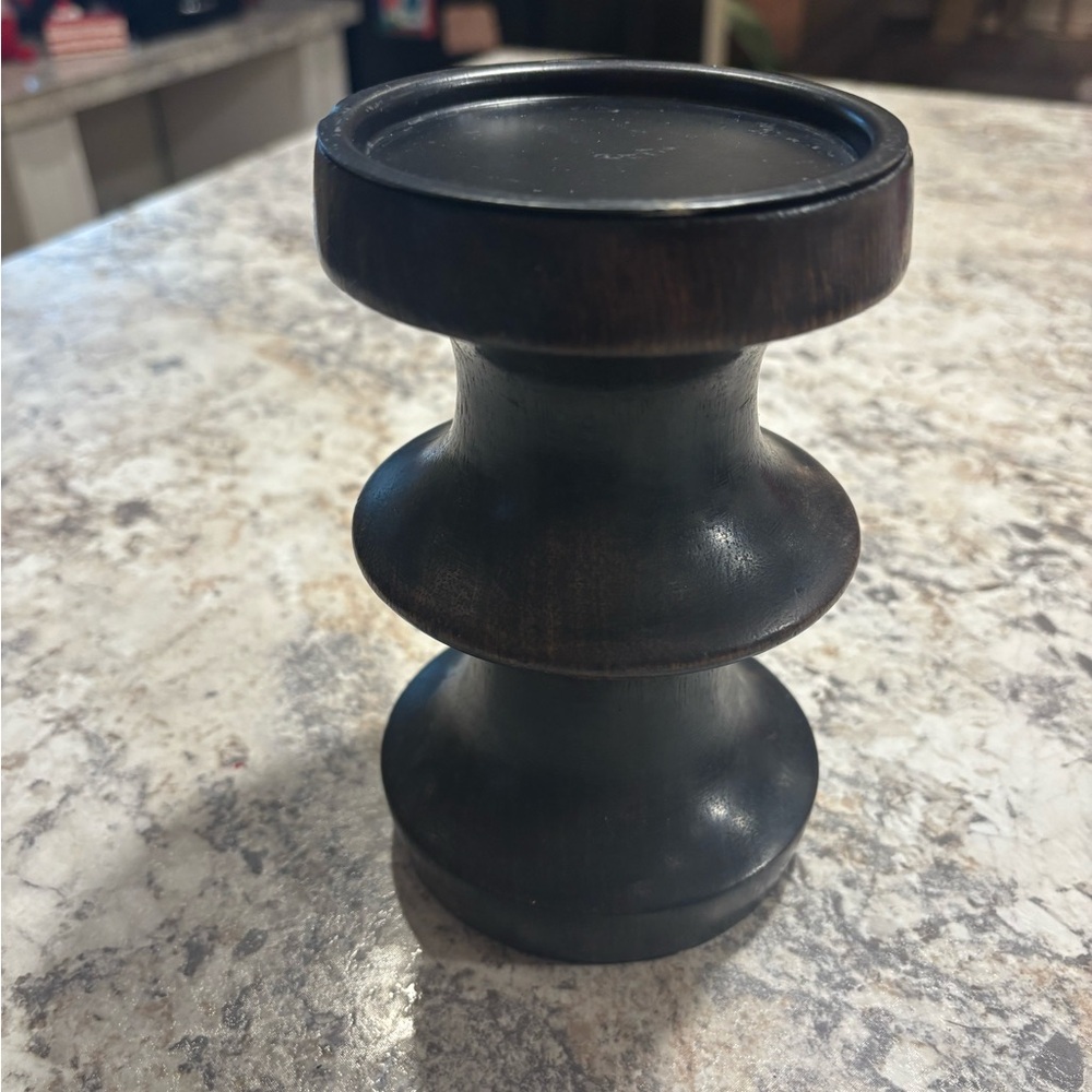 Pillar candle holder